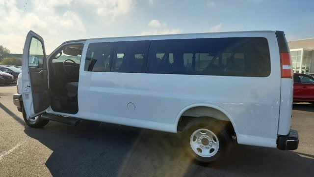 2025 Chevrolet Express Passenger 1LT