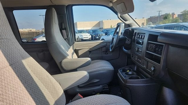 2025 Chevrolet Express Passenger 1LT