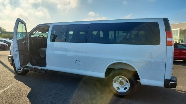 2025 Chevrolet Express Passenger 1LT