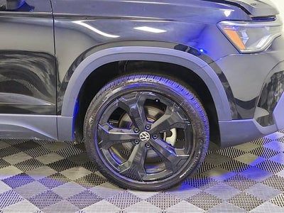 2025 Volkswagen Taos SE Black