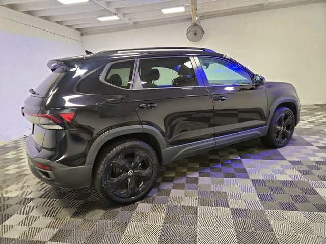 2025 Volkswagen Taos SE Black
