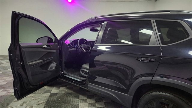 2025 Volkswagen Taos SE Black