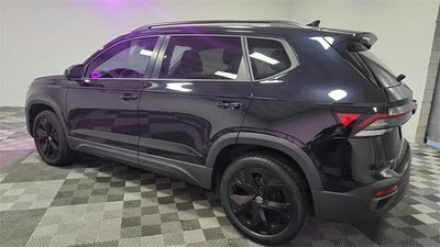 2025 Volkswagen Taos SE Black