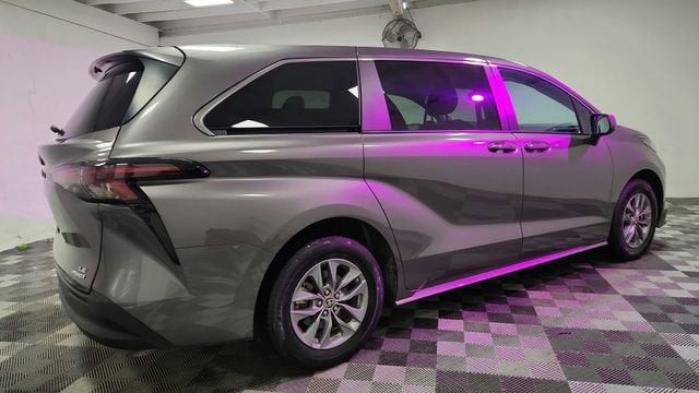 2024 Toyota Sienna LE