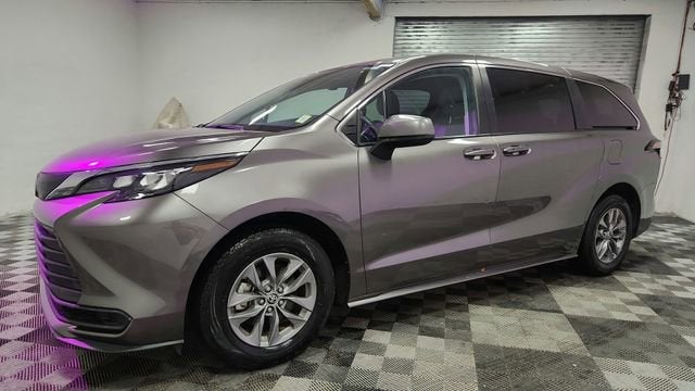 2024 Toyota Sienna LE