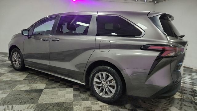 2024 Toyota Sienna LE