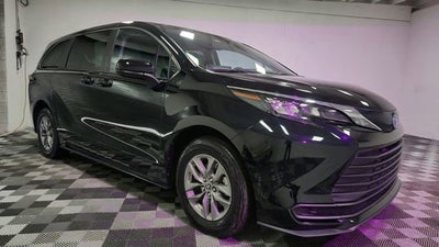 2024 Toyota Sienna LE