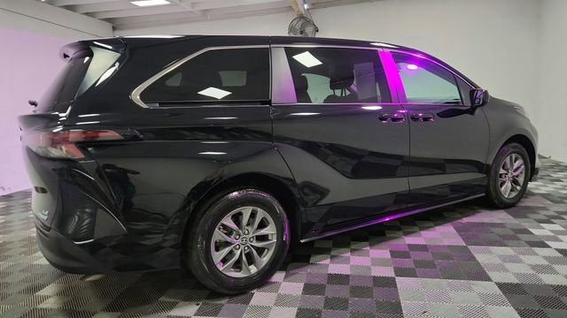 2024 Toyota Sienna LE