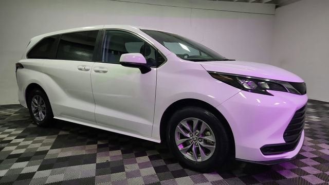 2024 Toyota Sienna LE