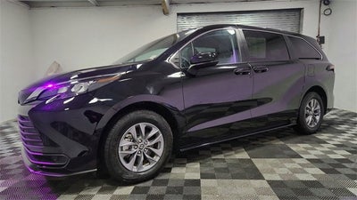 2024 Toyota Sienna LE