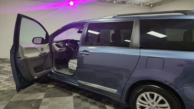 2017 Toyota Sienna XLE Auto Access Seat