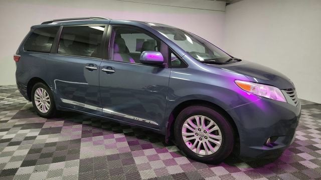 2017 Toyota Sienna XLE Auto Access Seat