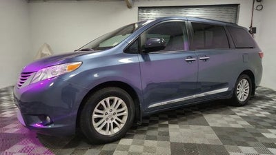 2017 Toyota Sienna XLE Auto Access Seat