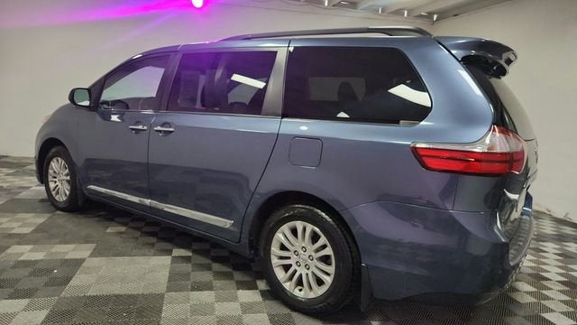 2017 Toyota Sienna XLE Auto Access Seat