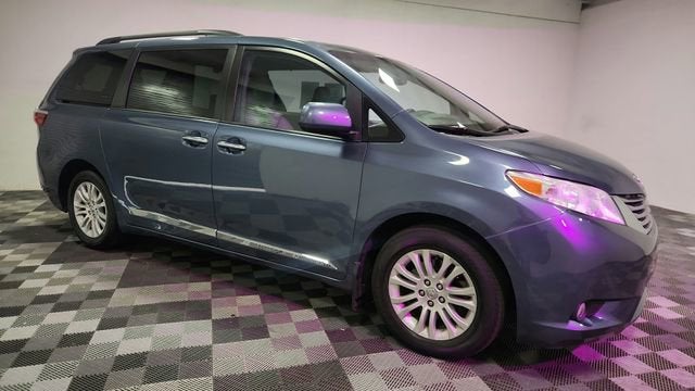 2017 Toyota Sienna XLE Auto Access Seat