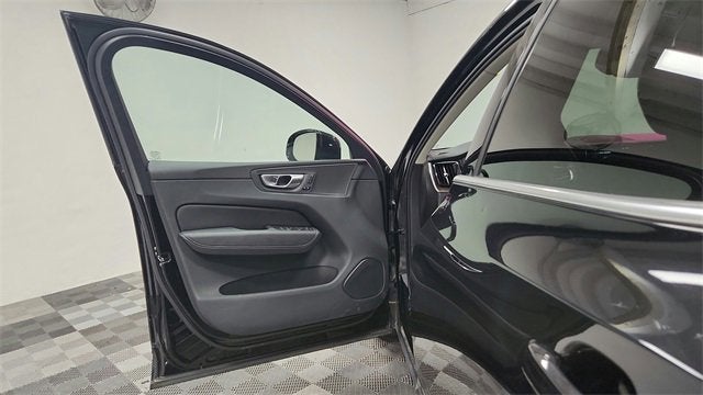 2023 Volvo XC60 Plus Bright Theme